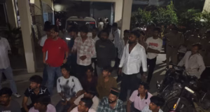 पटेलनगर थाने में हंगामा: चेकिंग के दौरान पुलिस ने युवक को हिरासत में लिया, एबीवीपी कार्यकर्ताओं ने थाना घेरा