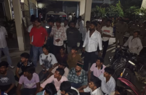 पटेलनगर थाने में हंगामा: चेकिंग के दौरान पुलिस ने युवक को हिरासत में लिया, एबीवीपी कार्यकर्ताओं ने थाना घेरा