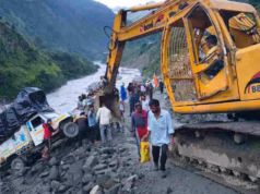 Gangotri Highway: पापड़ गाड के पास हादसा, अनियंत्रित होकर गंगा की तरफ फिसला पिकअप वाहन