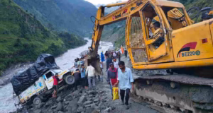 Gangotri Highway: पापड़ गाड के पास हादसा, अनियंत्रित होकर गंगा की तरफ फिसला पिकअप वाहन