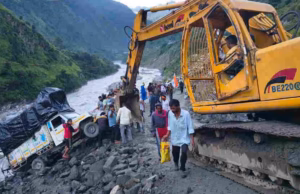 Gangotri Highway: पापड़ गाड के पास हादसा, अनियंत्रित होकर गंगा की तरफ फिसला पिकअप वाहन