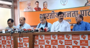 Uttarakhand BJP: भाजपा प्रदेश अध्यक्ष ने की प्रेसवार्ता, वंदे मातरम सहित कई मुद्दों को लेकर कांग्रेस को घेरा