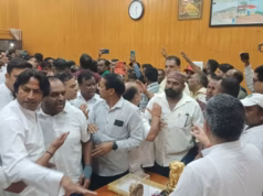 Dehradun: मेयर कक्ष में भिड़े पार्षद और सफाई कर्मचारी, जमकर हुआ हंगामा, जांच के आश्वासन पर हुए शांत