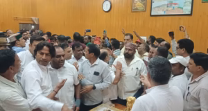 Dehradun: मेयर कक्ष में भिड़े पार्षद और सफाई कर्मचारी, जमकर हुआ हंगामा, जांच के आश्वासन पर हुए शांत