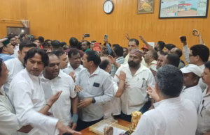 Dehradun: मेयर कक्ष में भिड़े पार्षद और सफाई कर्मचारी, जमकर हुआ हंगामा, जांच के आश्वासन पर हुए शांत