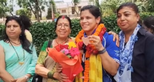 कॉमनवेल्थ गेम्स: देश के लिए कांस्य पदक जीतकर लौटी बेटी, राजधानी देहारदून में उन्नति शर्मा का हुआ भव्य स्वागत