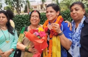 कॉमनवेल्थ गेम्स: देश के लिए कांस्य पदक जीतकर लौटी बेटी, राजधानी देहारदून में उन्नति शर्मा का हुआ भव्य स्वागत