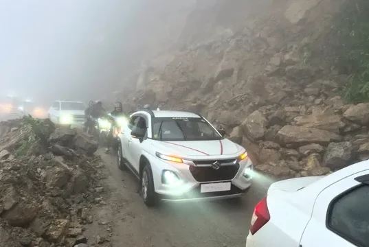 बारिश से कुमाऊं में दुश्वारियां, 92 सड़कें बंद, इस मानसून सीजन में अब तक 17 लोगों की मौत
