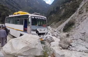 Uttarakhand News: चमोली में हादसा, बदरीनाथ धाम से लौट रही गुजरात के यात्रियों की बस के हुए ब्रेक फेल, नदी की तरफ लटकी