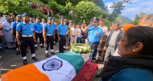 Uttarakhand: वायुसेना के जवान आशीष का आकस्मिक निधन, पैतृक घाट पर सैन्य सम्मान के साथ दी अंतिम विदाई