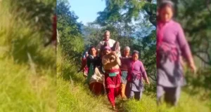 Uttarakhand: चमोली में सड़क के अभाव में डोली के सहारे अस्पताल पहुंचे बुजुर्ग की मौत, महिलाओं का संघर्ष भी न बचा सका जिंदगी