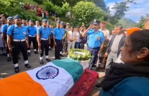 Uttarakhand: वायुसेना के जवान आशीष का आकस्मिक निधन, पैतृक घाट पर सैन्य सम्मान के साथ दी अंतिम विदाई