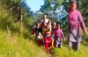 Uttarakhand: चमोली में सड़क के अभाव में डोली के सहारे अस्पताल पहुंचे बुजुर्ग की मौत, महिलाओं का संघर्ष भी न बचा सका जिंदगी
