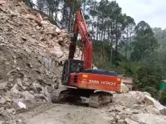 Uttarakhand News: बागेश्वर में हाईवे पर पत्थरों की बरसात, सुबह से मलबा हटाने में जुटा बीआरओ… दोनों तरफ वाहनों की कतार