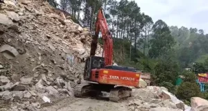 Uttarakhand News: बागेश्वर में हाईवे पर पत्थरों की बरसात, सुबह से मलबा हटाने में जुटा बीआरओ… दोनों तरफ वाहनों की कतार