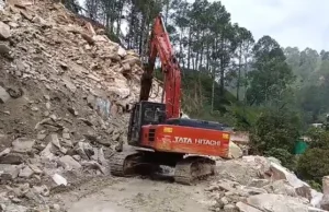 Uttarakhand News: बागेश्वर में हाईवे पर पत्थरों की बरसात, सुबह से मलबा हटाने में जुटा बीआरओ… दोनों तरफ वाहनों की कतार