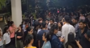 देहरादून: दून विवि की मेस के खाने में कीड़ा निकलने पर फूटा छात्रों का गुस्सा, देर रात कुलपति का आवास घेरा