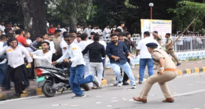 हार: एबीवीपी प्रत्याशी ने फाड़े बैलेट पेपर, मतदान से लेकर मतगणना तक अराजकता का माहौल; पुलिस ने किया लाठीचार्ज