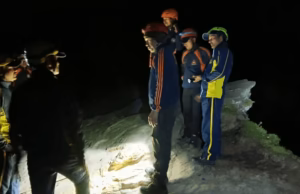 उत्तराखंड: तुंगनाथ ट्रेक पर हादसा, गणेश मंदिर के पास खाई में गिरी महिला की तलाश जारी, रात भर चला रेस्क्यू