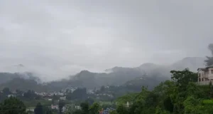 उत्तराखंड में बदला मौसम: पहाड़ों पर हुई बर्फबारी, भारी बारिश से पिथौरागढ़ के स्कूल बंद, छह जिलों में यलो अलर्ट जारी