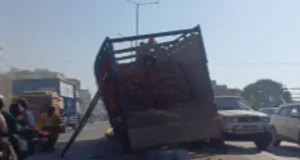 देहरादून हरिद्वार बाईपास पर ईंटों से भरा ट्रक डिवाइडर पर चढ़ा, लगा भीषण जाम