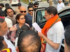 नानकमता जाते समय सीएम धामी ने झनकट में रुकवाया काफिला, स्थानीय लोगों की सुनीं समस्याएं