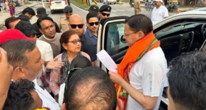 नानकमता जाते समय सीएम धामी ने झनकट में रुकवाया काफिला, स्थानीय लोगों की सुनीं समस्याएं