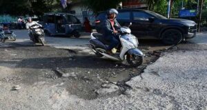 Uttarakhand: हल्द्वानी में गड्ढों का सफाया नहीं, 15 अक्तूबर तक सड़कों को दुरुस्त करने के थे निर्देश, सफर अब भी जोखिम भरा