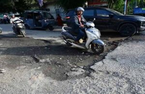 Uttarakhand: हल्द्वानी में गड्ढों का सफाया नहीं, 15 अक्तूबर तक सड़कों को दुरुस्त करने के थे निर्देश, सफर अब भी जोखिम भरा