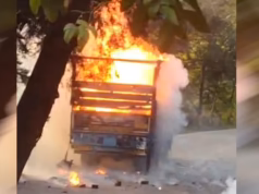 नैनीताल: काठगोदाम रोड पर पटाखों से भरे ट्रक में लगी आग, धमाकों से मची अफरा तफरी, चालक ने भागकर बचाई जान