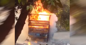 नैनीताल: काठगोदाम रोड पर पटाखों से भरे ट्रक में लगी आग, धमाकों से मची अफरा तफरी, चालक ने भागकर बचाई जान