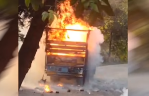 नैनीताल: काठगोदाम रोड पर पटाखों से भरे ट्रक में लगी आग, धमाकों से मची अफरा तफरी, चालक ने भागकर बचाई जान