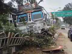 देहरादून: दिल्ली-दून हाईवे पर चेकपोस्ट के पास बेकाबू ट्रक ने पुलिस की गाड़ी को मारी जोरदार टक्कर, मची अफरातफरी