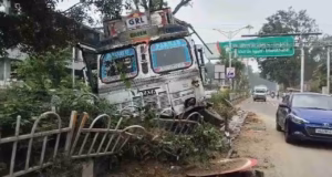 देहरादून: दिल्ली-दून हाईवे पर चेकपोस्ट के पास बेकाबू ट्रक ने पुलिस की गाड़ी को मारी जोरदार टक्कर, मची अफरातफरी