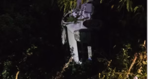 धुमाकोट-मर्चूला मार्ग पर हादसा, 15 फीट नीचे खाई में गिरी मारुति ईको, एक की मौत, चालक समेत दो घायल