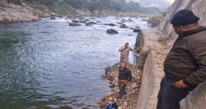 बागेश्वर जिले में तीन घटनाओं से हड़कंप, लापता महिला की तलाश, नदी में क्लर्क का शव बरामद, युवक ने लगाया फंदा