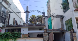 देहरादून: इंदिरा नगर में पुराने मकान को तोड़ते समय हादसा, मलबे में दबा मजदूर, अस्पताल में भर्ती