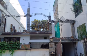 देहरादून: इंदिरा नगर में पुराने मकान को तोड़ते समय हादसा, मलबे में दबा मजदूर, अस्पताल में भर्ती